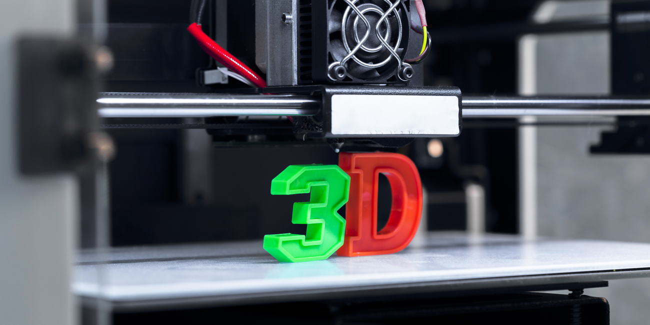 Image of the word 3D being printed, with the “3e” in green and the “D” in red.